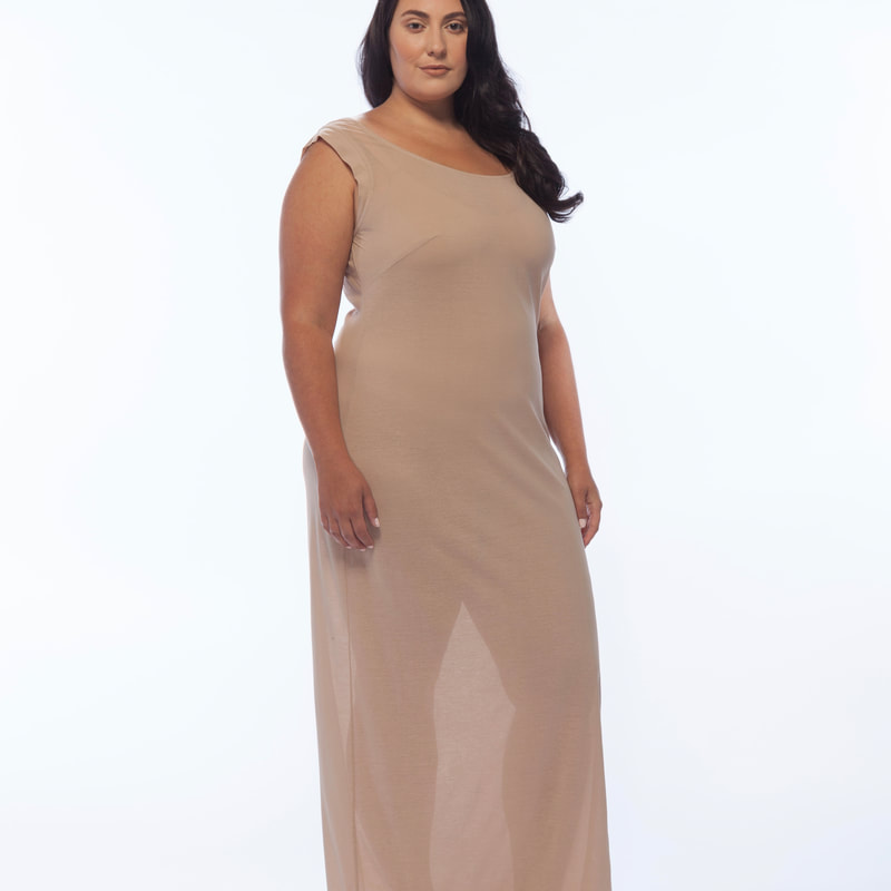Curve model, Sarah, is pictured standing against a white background, wearing LISA AVIVA'S Scoop Neck Column Dress, in Blush.